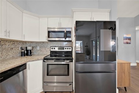 House in Miami, Florida 3 bedrooms, 143.72 sq.m. № 2025840 - photo 8