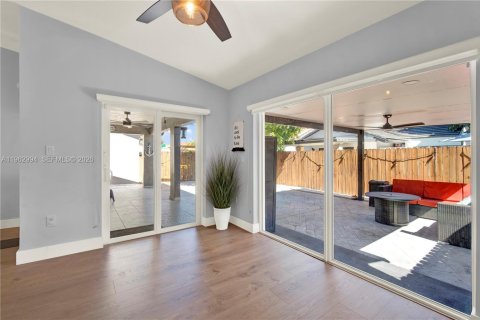 House in Miami, Florida 3 bedrooms, 143.72 sq.m. № 2025840 - photo 12