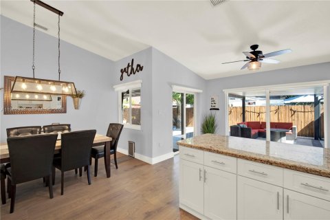 House in Miami, Florida 3 bedrooms, 143.72 sq.m. № 2025840 - photo 10