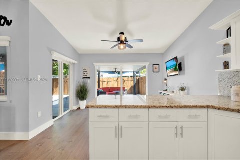 House in Miami, Florida 3 bedrooms, 143.72 sq.m. № 2025840 - photo 9