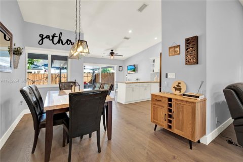 House in Miami, Florida 3 bedrooms, 143.72 sq.m. № 2025840 - photo 4