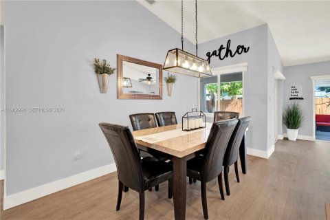 House in Miami, Florida 3 bedrooms, 143.72 sq.m. № 2025840 - photo 5