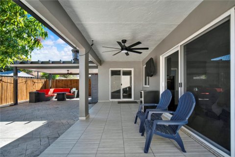 House in Miami, Florida 3 bedrooms, 143.72 sq.m. № 2025840 - photo 29