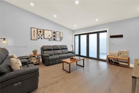 House in Miami, Florida 3 bedrooms, 143.72 sq.m. № 2025840 - photo 15