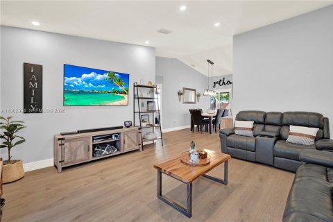 House in Miami, Florida 3 bedrooms, 143.72 sq.m. № 2025840 - photo 3