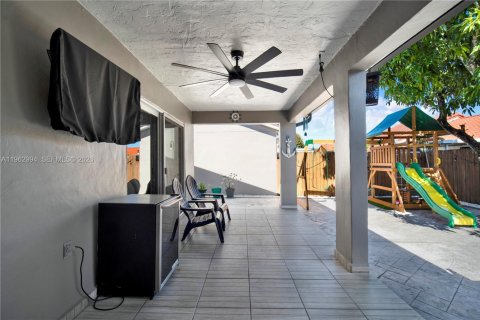 House in Miami, Florida 3 bedrooms, 143.72 sq.m. № 2025840 - photo 28