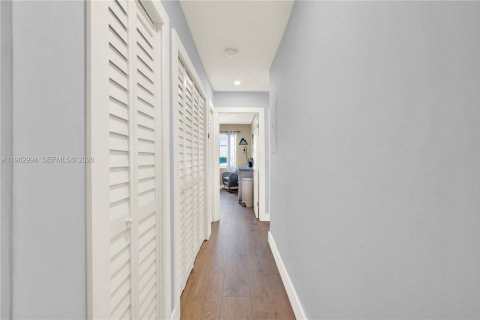 House in Miami, Florida 3 bedrooms, 143.72 sq.m. № 2025840 - photo 26