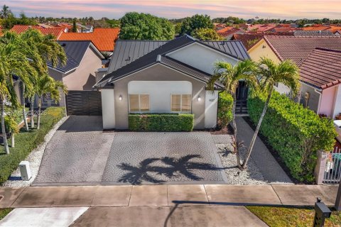 House in Miami, Florida 3 bedrooms, 143.72 sq.m. № 2025840 - photo 1