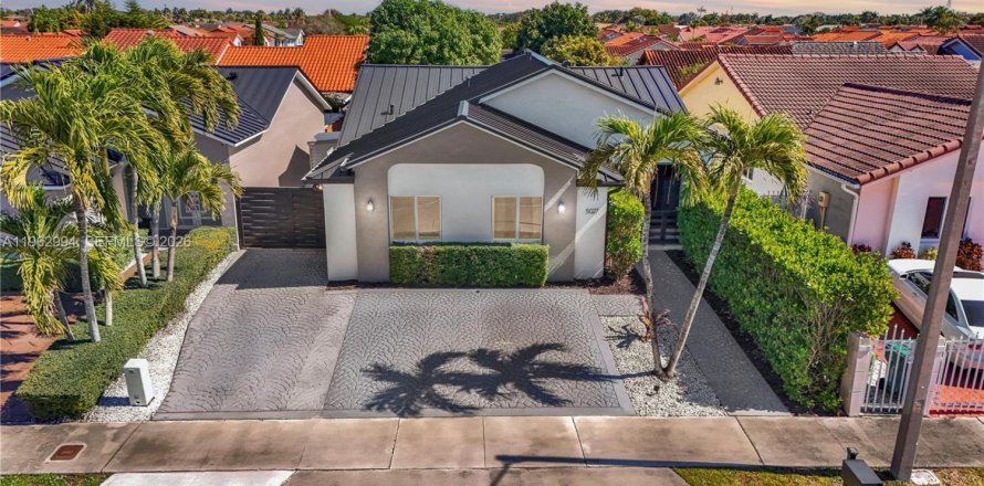 House in Miami, Florida 3 bedrooms, 143.72 sq.m. № 2025840