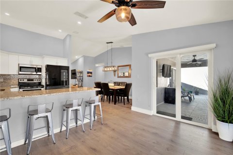 House in Miami, Florida 3 bedrooms, 143.72 sq.m. № 2025840 - photo 7