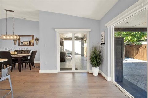 House in Miami, Florida 3 bedrooms, 143.72 sq.m. № 2025840 - photo 13