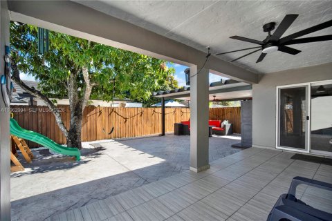 House in Miami, Florida 3 bedrooms, 143.72 sq.m. № 2025840 - photo 30