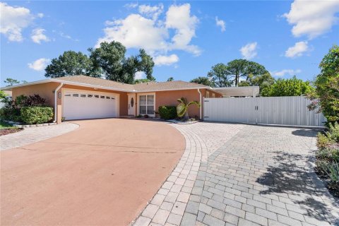 Casa en venta en Tampa, Florida, 4 dormitorios, 181.53 m2 № 2396581 - foto 3