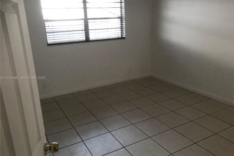 Villa ou maison à louer à Hallandale Beach, Floride: 1 chambre, 69.68 m2 № 1977447 - photo 5