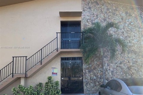 Villa ou maison à louer à Hallandale Beach, Floride: 1 chambre, 69.68 m2 № 1977447 - photo 1