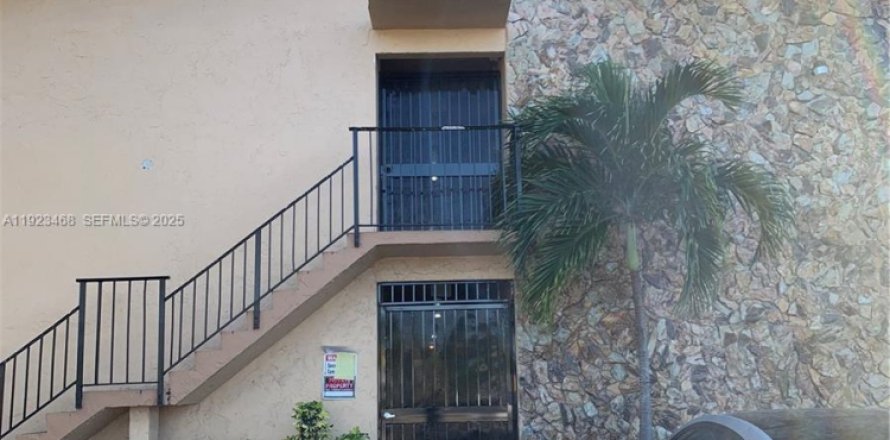 Villa ou maison à Hallandale Beach, Floride 1 chambre, 69.68 m2 № 1977447