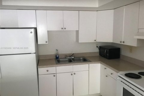 Villa ou maison à louer à Hallandale Beach, Floride: 1 chambre, 69.68 m2 № 1977447 - photo 4