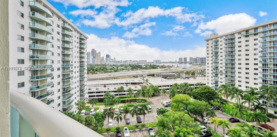 Condo in Sunny Isles Beach, Florida, 1 bedroom  № 2428485