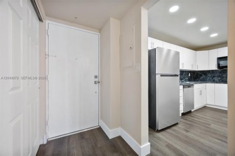 Condo in Sunny Isles Beach, Florida, 1 bedroom  № 2428485 - photo 17