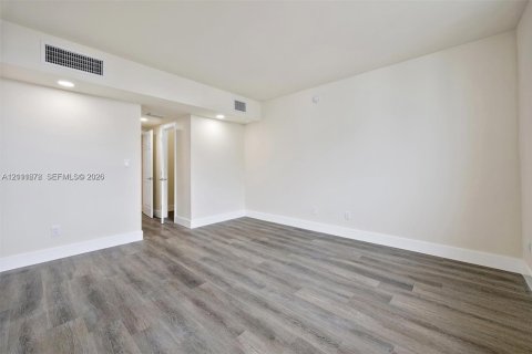 Condo in Sunny Isles Beach, Florida, 1 bedroom  № 2428485 - photo 14