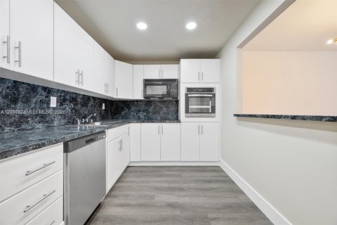Condo in Sunny Isles Beach, Florida, 1 bedroom  № 2428485 - photo 9