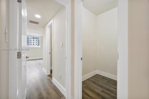 Condo in Sunny Isles Beach, Florida, 1 bedroom  № 2428485 - photo 11
