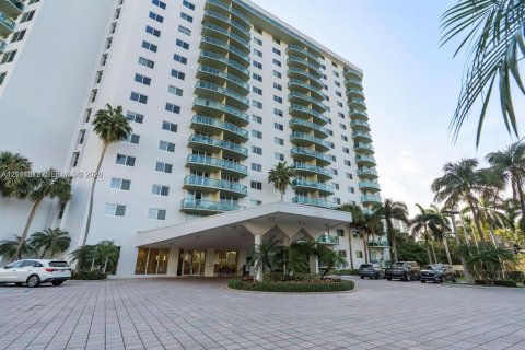 Condo in Sunny Isles Beach, Florida, 1 bedroom  № 2428485 - photo 23