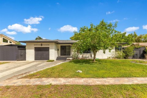 House in Winter Park, Florida 3 bedrooms, 124.95 sq.m. № 2202102