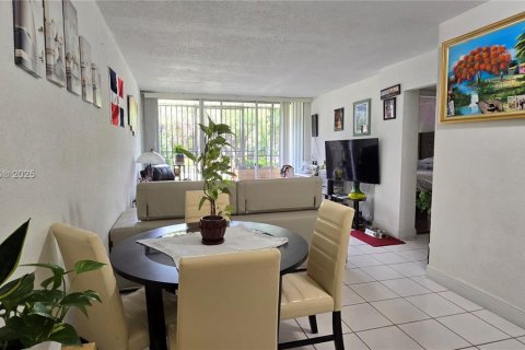 Condominio en venta en Miami, Florida, 1 dormitorio, 74.14 m2 № 1845638 - foto 1