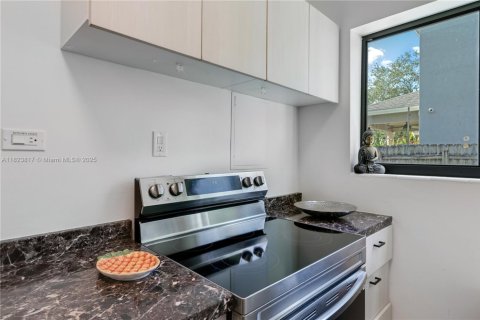 Casa en alquiler en Miami, Florida, 3 dormitorios, 154.4 m2 № 2060058 - foto 7