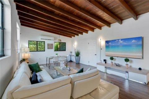 Casa en alquiler en Miami, Florida, 3 dormitorios, 154.4 m2 № 2060058 - foto 2