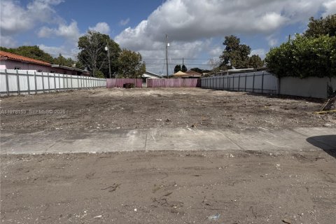 Terreno en venta en Hialeah, Florida № 2042613 - foto 2