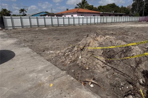 Terreno en venta en Hialeah, Florida № 2042613 - foto 3