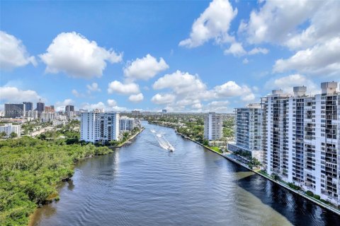 Condo in Fort Lauderdale, Florida, 3 bedrooms  № 1692051 - photo 22