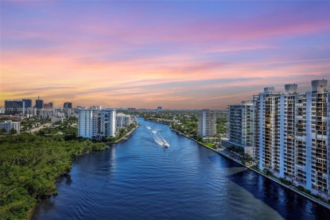 Condo in Fort Lauderdale, Florida, 3 bedrooms  № 1692051 - photo 23