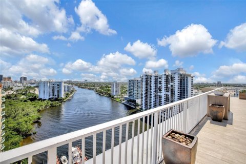 Condo in Fort Lauderdale, Florida, 3 bedrooms  № 1692051 - photo 21