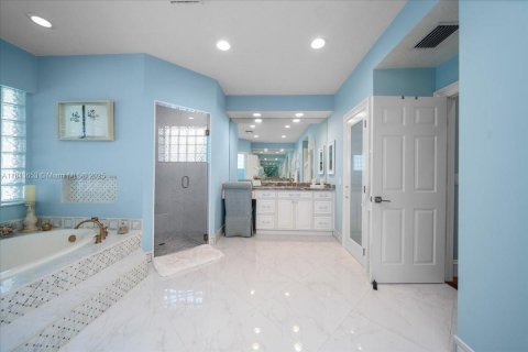 House in Weston, Florida 5 bedrooms, 402.08 sq.m. № 1842354 - photo 28