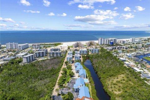 Кондоминиум с 3 комнатами в Форт-Майерс-Бич, Флорида № 2396048