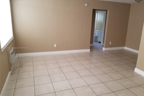 Apartment in North Miami Beach, Florida 1 bedroom, 57.6 sq.m. № 1875515 - photo 4