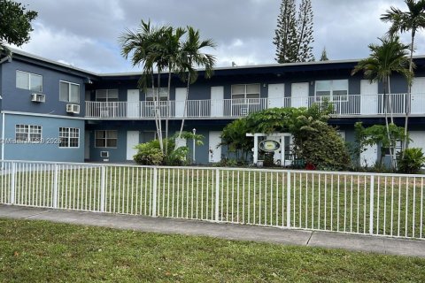 Apartment in North Miami Beach, Florida 1 bedroom, 57.6 sq.m. № 1875515 - photo 1