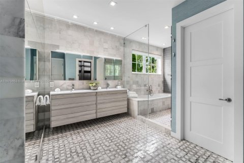 Casa en venta en Miami Beach, Florida, 6 dormitorios, 481.33 m2 № 1924250 - foto 22
