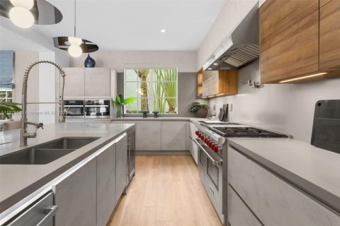 Casa en venta en Miami Beach, Florida, 6 dormitorios, 481.33 m2 № 1924250 - foto 7