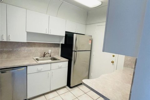 Condominio en alquiler en Lauderdale Lakes, Florida, 2 dormitorios, 113.34 m2 № 1989108 - foto 5