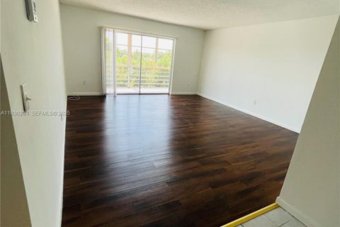 Condominio en alquiler en Lauderdale Lakes, Florida, 2 dormitorios, 113.34 m2 № 1989108 - foto 2