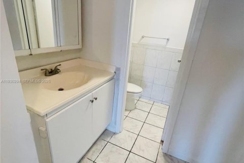 Condominio en alquiler en Lauderdale Lakes, Florida, 2 dormitorios, 113.34 m2 № 1989108 - foto 27