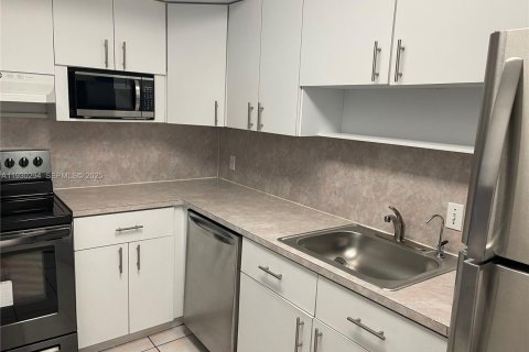 Condominio en alquiler en Lauderdale Lakes, Florida, 2 dormitorios, 113.34 m2 № 1989108 - foto 3