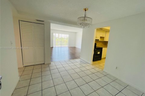 Condominio en alquiler en Lauderdale Lakes, Florida, 2 dormitorios, 113.34 m2 № 1989108 - foto 15