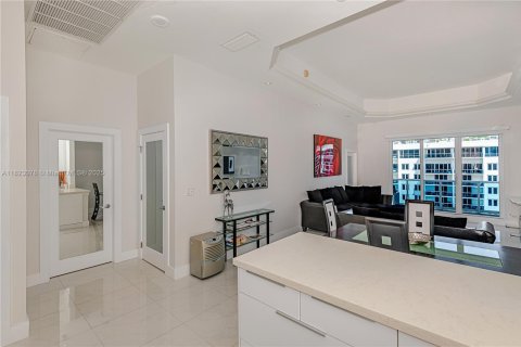Condominio en alquiler en Miami Beach, Florida, 1 dormitorio, 83.61 m2 № 1787227 - foto 2