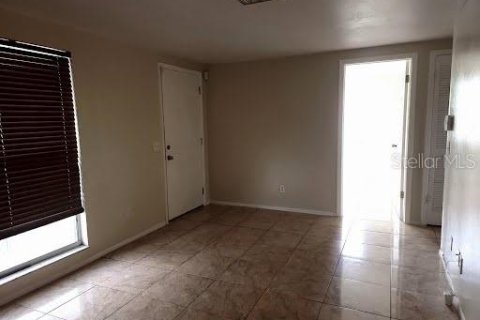 House in Port Richey, Florida 2 bedrooms, 79.9 sq.m. № 1919717 - photo 2