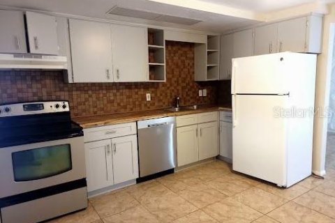 House in Port Richey, Florida 2 bedrooms, 79.9 sq.m. № 1919717 - photo 5